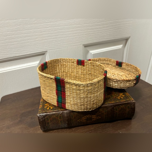 Vintage Woven Christmas Gift Box Basket With Lid Oval Red 6x5” Ribbon - Picture 6 of 10